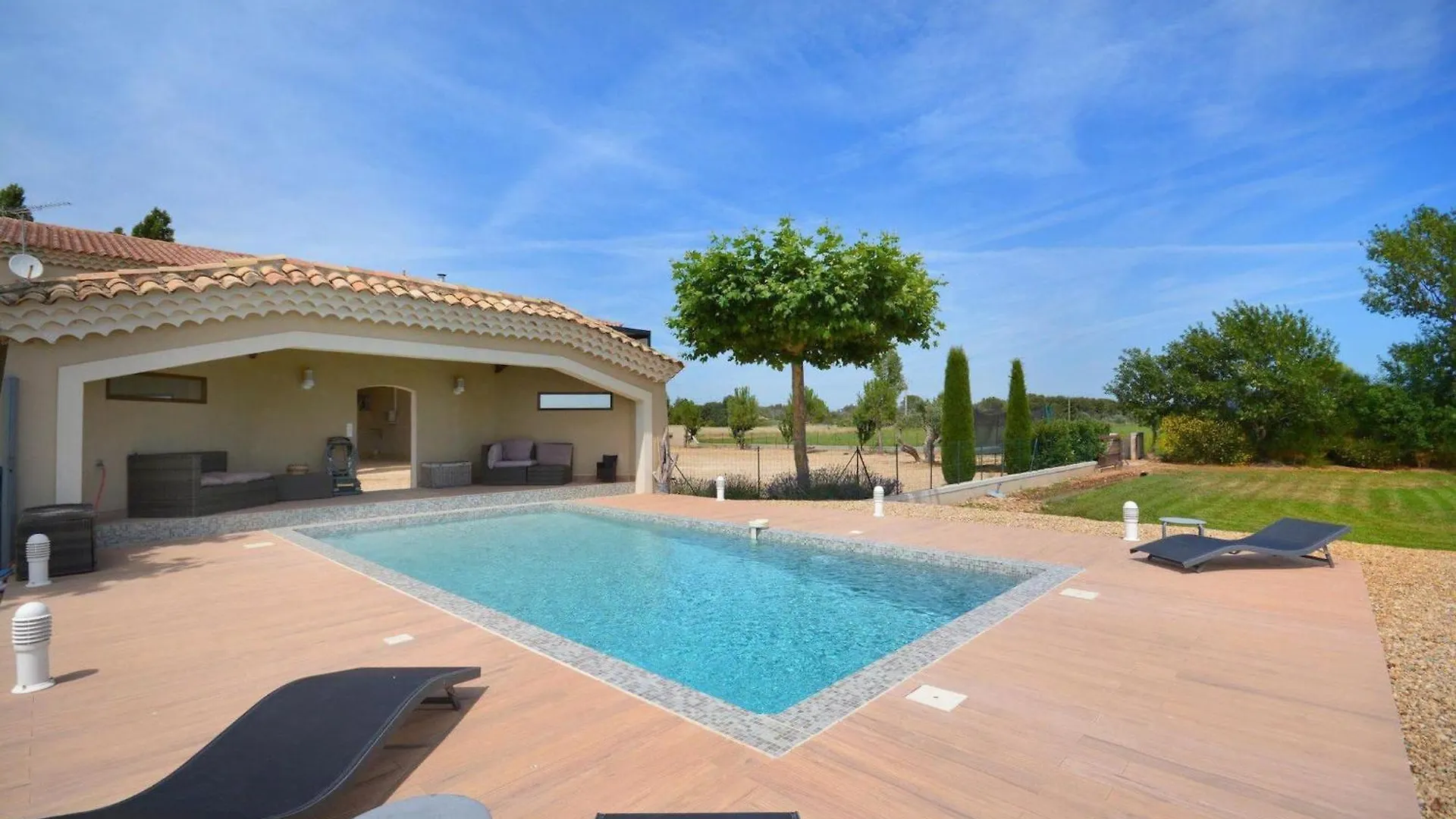 Vacation Rental With Pool And Jacuzzi, Close To Arles - Sleeps 10 Holiday home