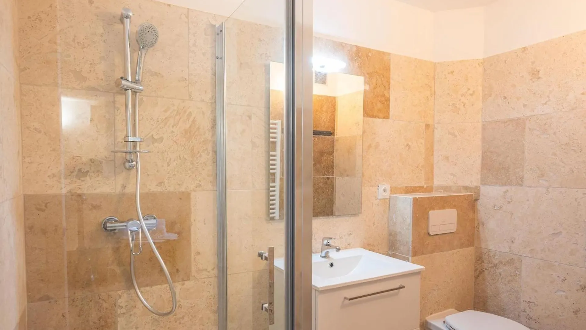 Vacation Rental With Pool And Jacuzzi, Close To Arles - Sleeps 10 France