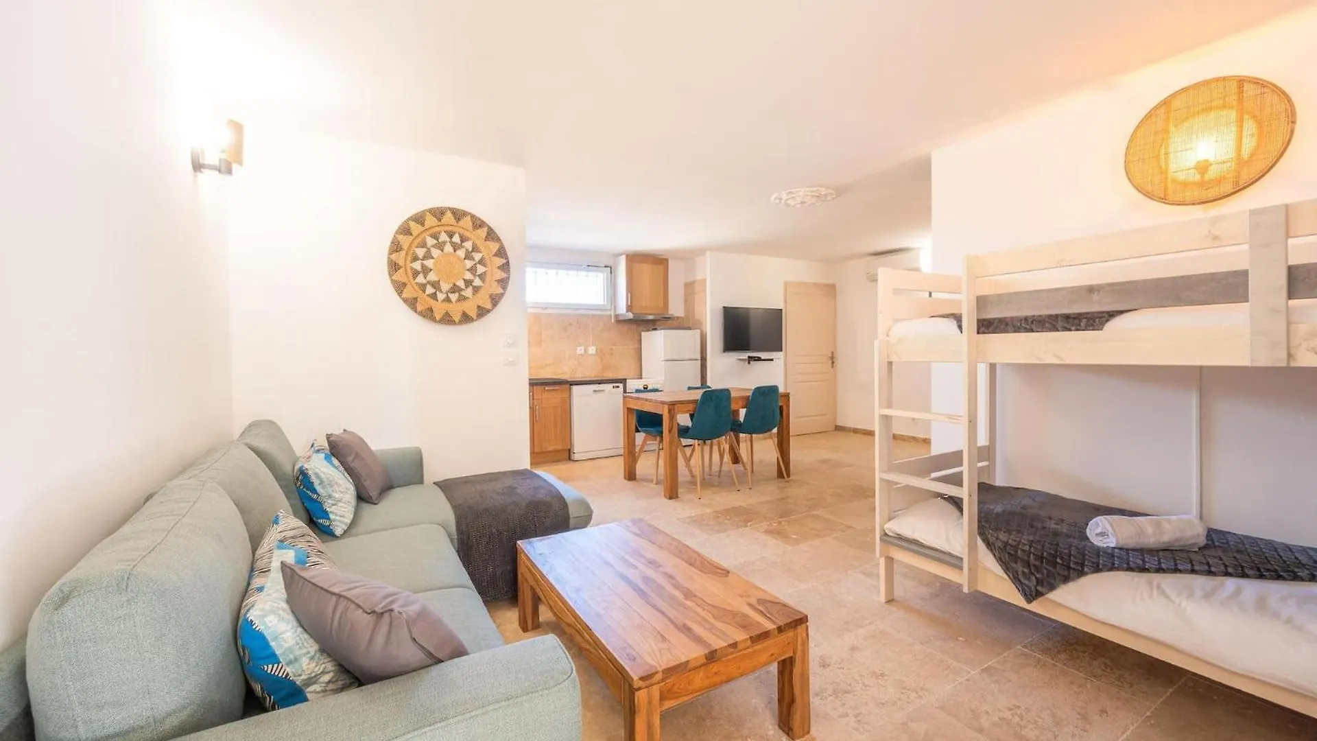 Vacation Rental With Pool And Jacuzzi, Close To Arles - Sleeps 10