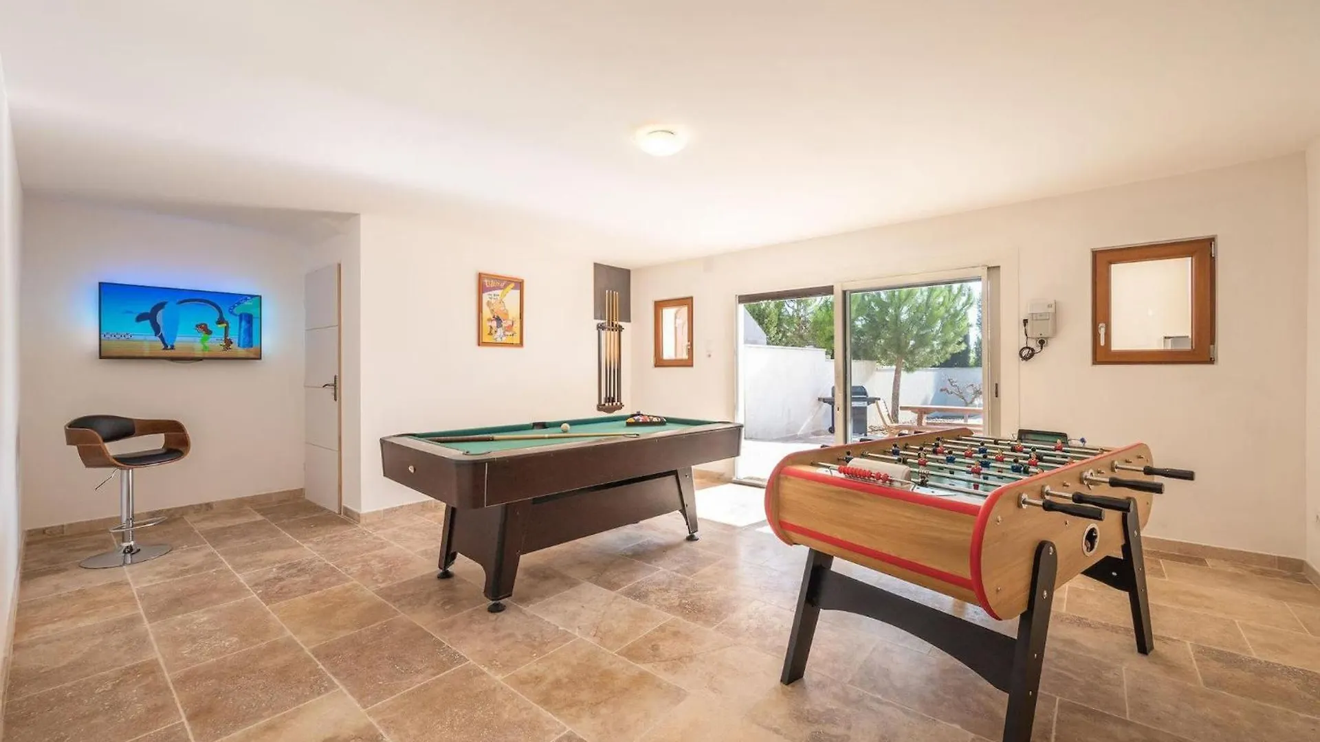 Holiday home Vacation Rental With Pool And Jacuzzi, Close To Arles - Sleeps 10