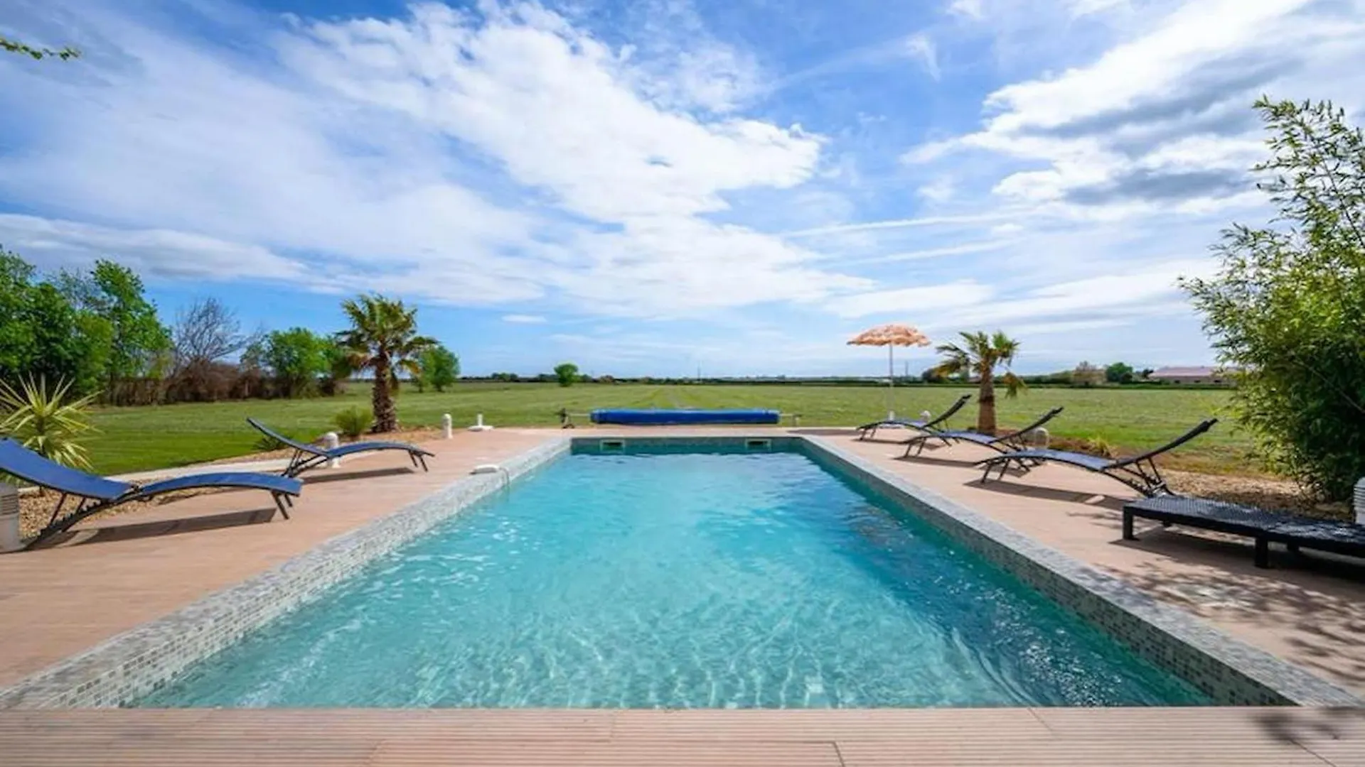 Vacation Rental With Pool And Jacuzzi, Close To Arles - Sleeps 10