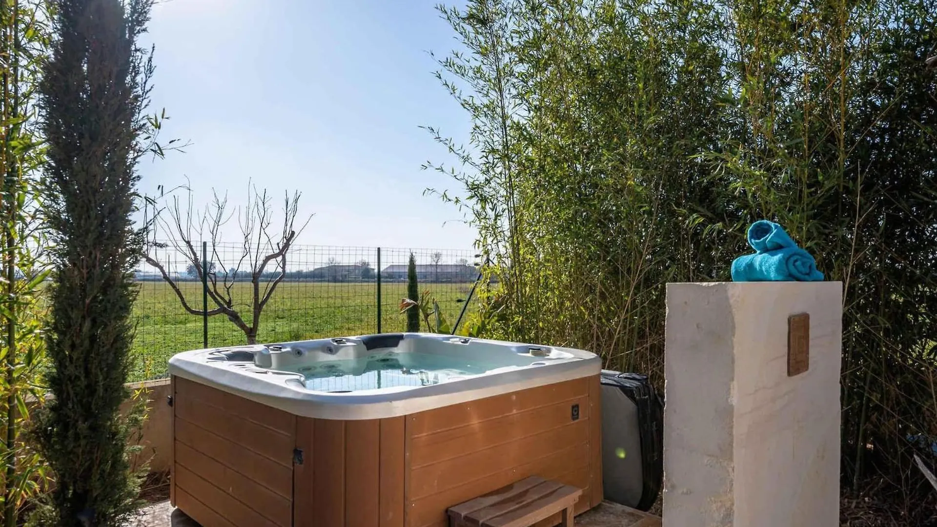 Vacation Rental With Pool And Jacuzzi, Close To Arles - Sleeps 10